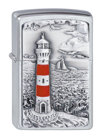 Vue de face 3/4 briquet Zippo chromé emblème phare en mer avec voilier en arrière-plan