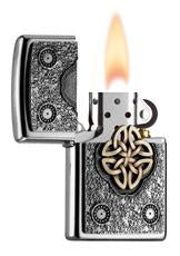 Briquet Zippo chromé emblème nœud celtique doré au milieu, ouvert avec flamme