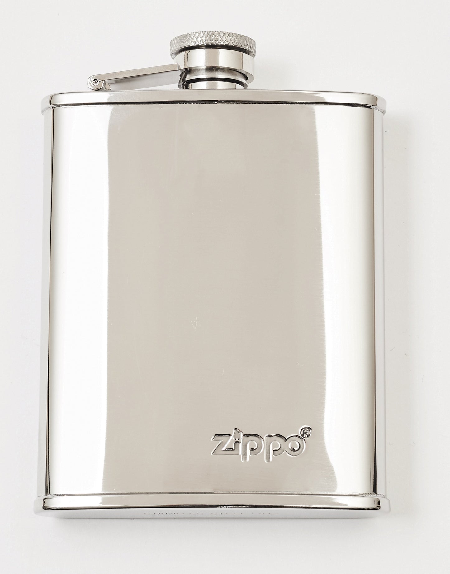 Vue de face flasque Zippo en acier inoxydable avec logo Zippo dans le coin inférieur droit