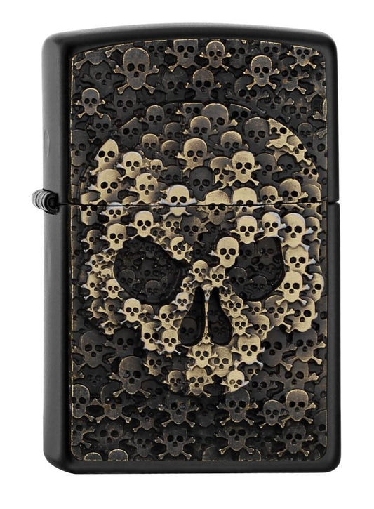 Vue de face 3/4 briquet Zippo noir emblème tête de mort composée de nombreux petits crânes