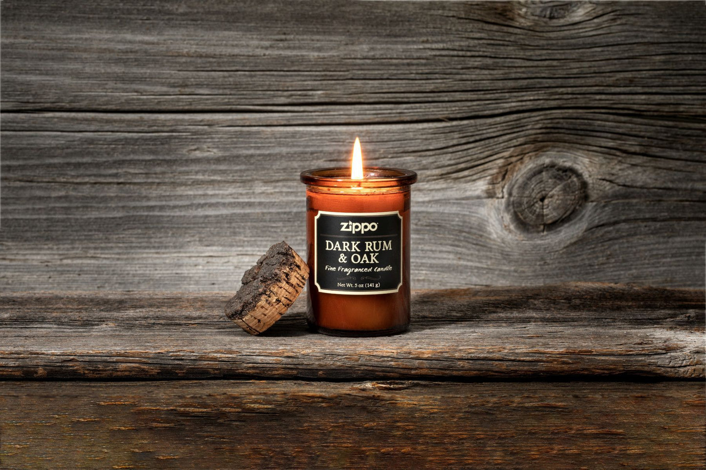 Bougie Zippo Dark Rum and Oak marron avec couvercle en liège, devant un arrière-plan en bois