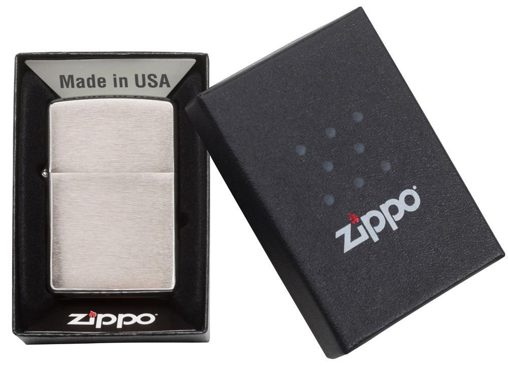 Vue de face briquet Zippo Brushed Chrome modèle de base, ouvert avec flamme dans une boîte cadeau ouverte