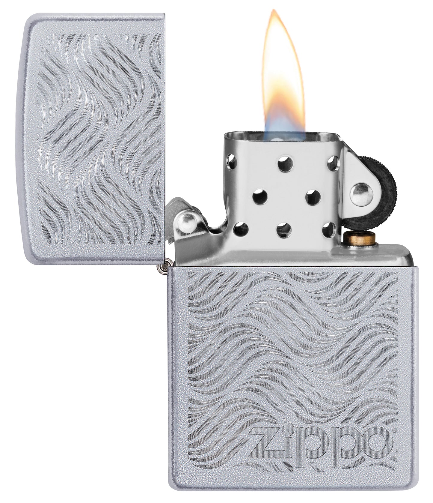 Vista frontal del mechero a prueba de viento Zippo Geometric Pattern Design abierto, con llama