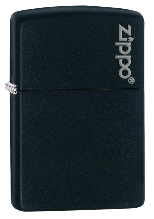 Vue de face 3/4 briquet Zippo Black Matte modèle de base avec marque Zippo