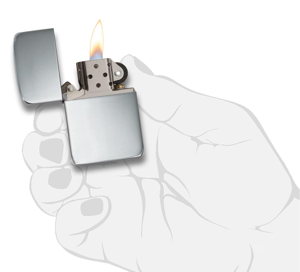 Encendedor Zippo 1941 Réplica en plata esterlina vista frontal abierta y encendida en la óptica de plata pulida en la mano estilizada