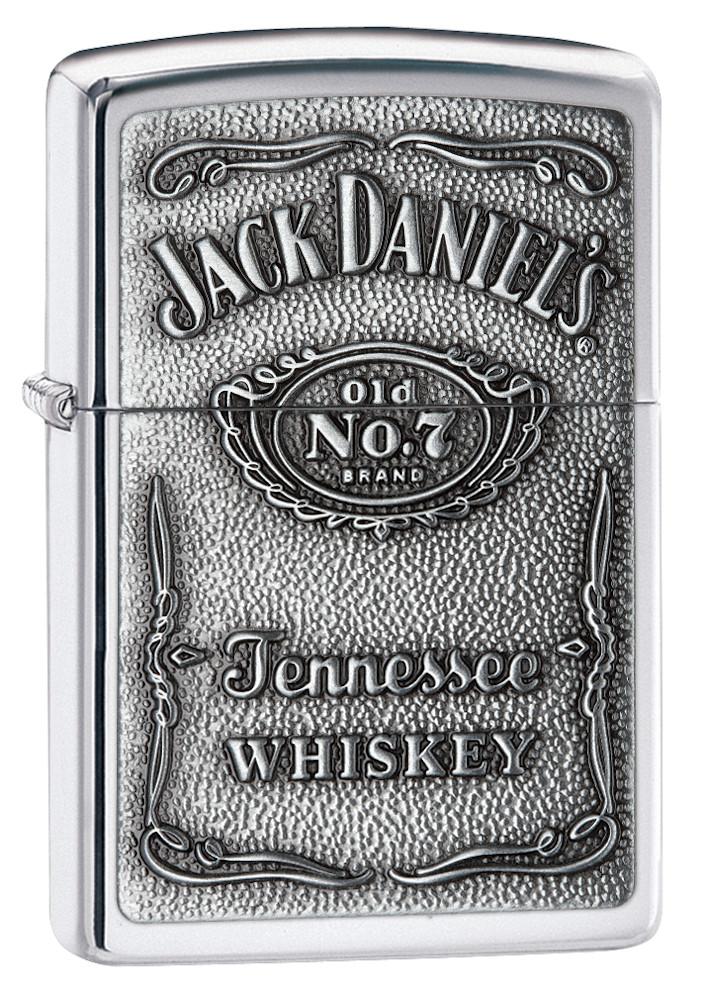 Vue de face 3/4 briquet Zippo High Polish Chrome emblème logo Jack Daniel's