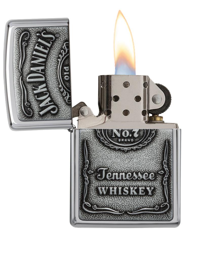 Vue de face briquet Zippo High Polish Chrome emblème logo Jack Daniel's, ouvert avec flamme