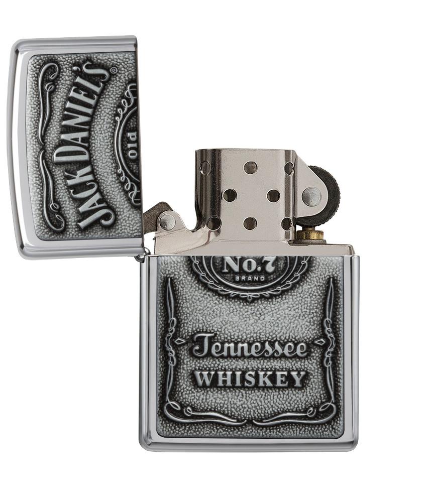 Vue de face briquet Zippo High Polish Chrome emblème logo Jack Daniel's, ouvert