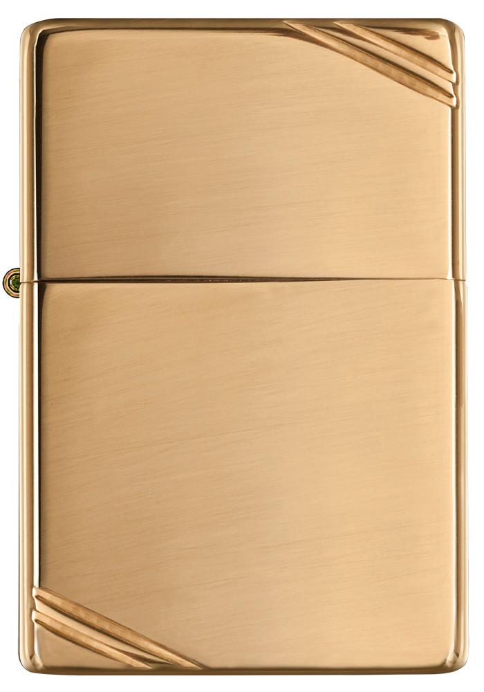 Vue de face briquet Zippo Vintage Brass High Polished avec des entailles décoratives aux deux coins
