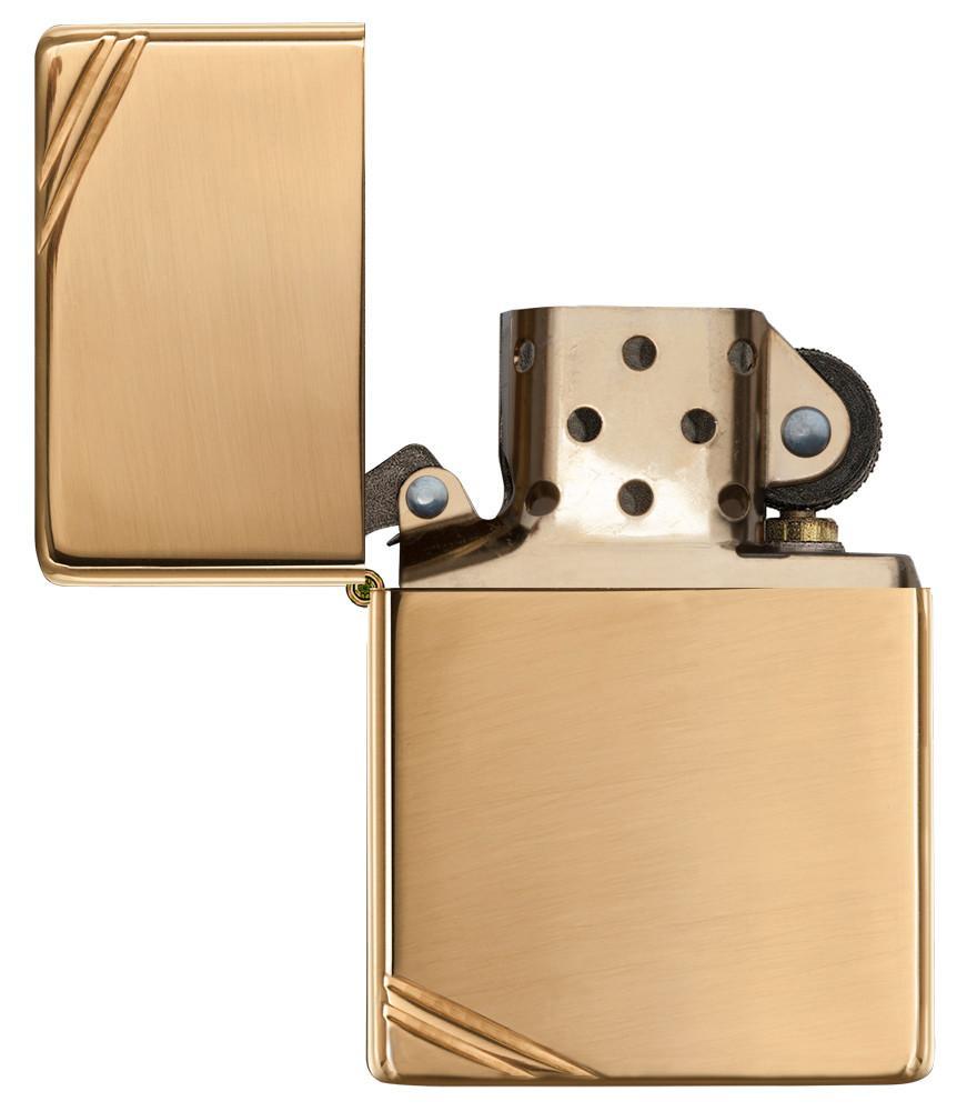 Vue de face briquet Zippo Vintage Brass High Polished avec des entailles décoratives aux deux coins, ouvert