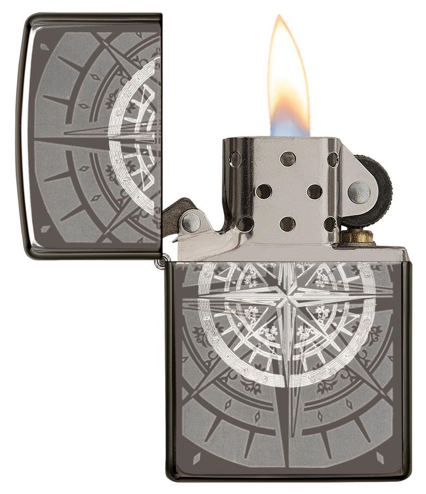 Vue de face briquet Zippo Black Ice avec boussole, ouvert avec flamme