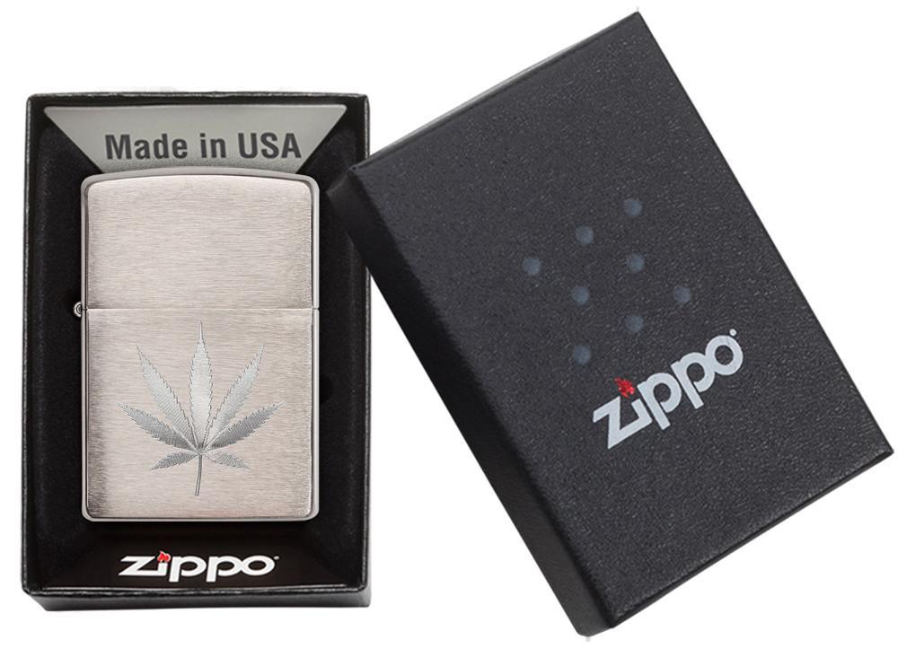 Briquet Zippo chrome brossé feuille de chanvre gravée dans une boîte en carton ouverte
