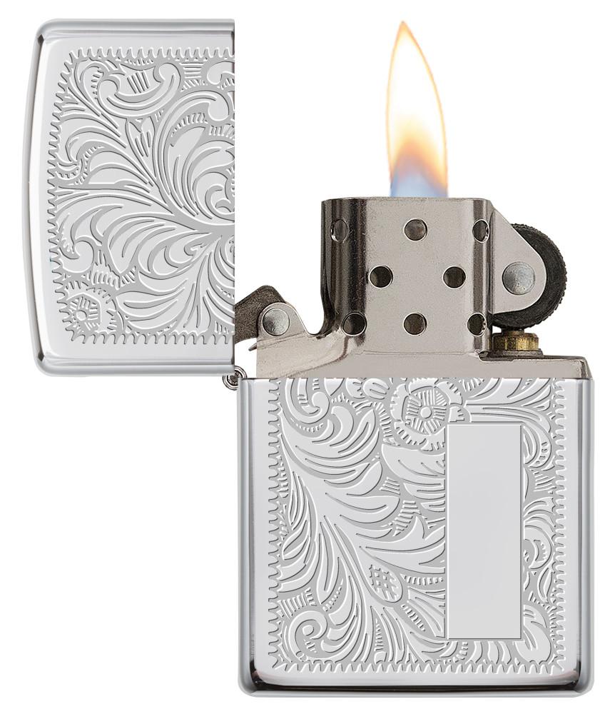 Vue de face briquet Zippo High Polish Chrome avec motif vénitien et plaque à graver, ouvert avec flamme