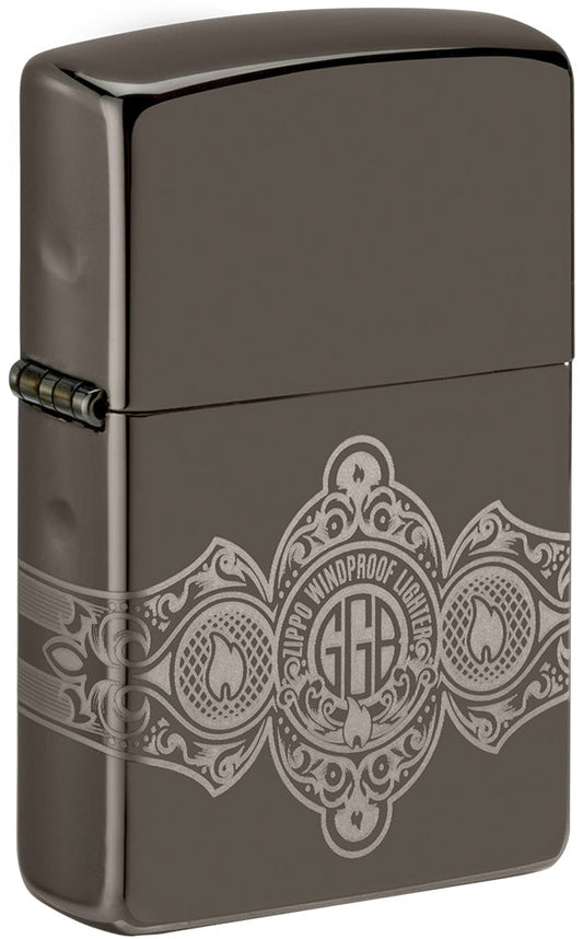 Vista frontal del encendedor Zippo ¾ Angle Black Ice® con grabado de 360° de las llamas y el logotipo de Zippo en el diseño de la banda del cigarro