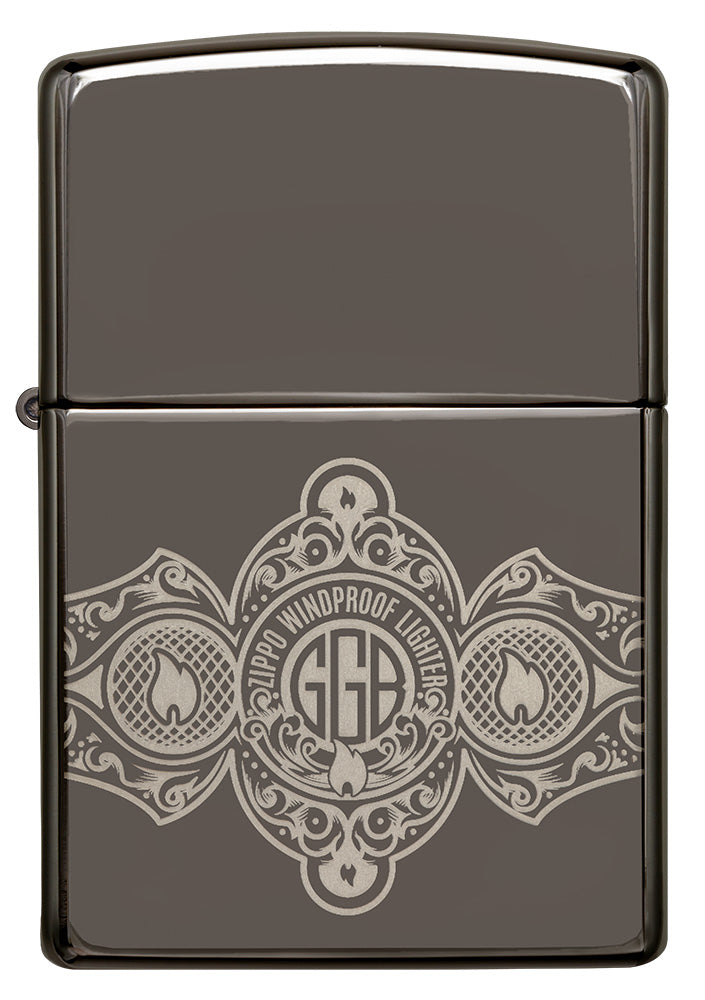 Encendedor Zippo Vista Frontal Black Ice® con grabado de 360° de las llamas y el logotipo de Zippo en diseño de banda de cigarro