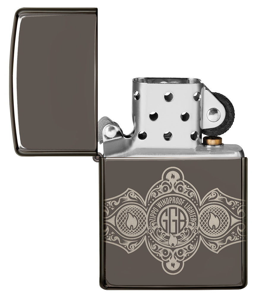Encendedor Zippo de vista frontal Black Ice® abierto con grabado de 360° de las llamas y el logotipo de Zippo en diseño de banda de cigarro