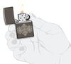 Vista frontal del encendedor Zippo Black Ice® abierto y encendido con un grabado de 360° de las llamas y el logotipo de Zippo en un diseño de banda de cigarro a mano estilizada