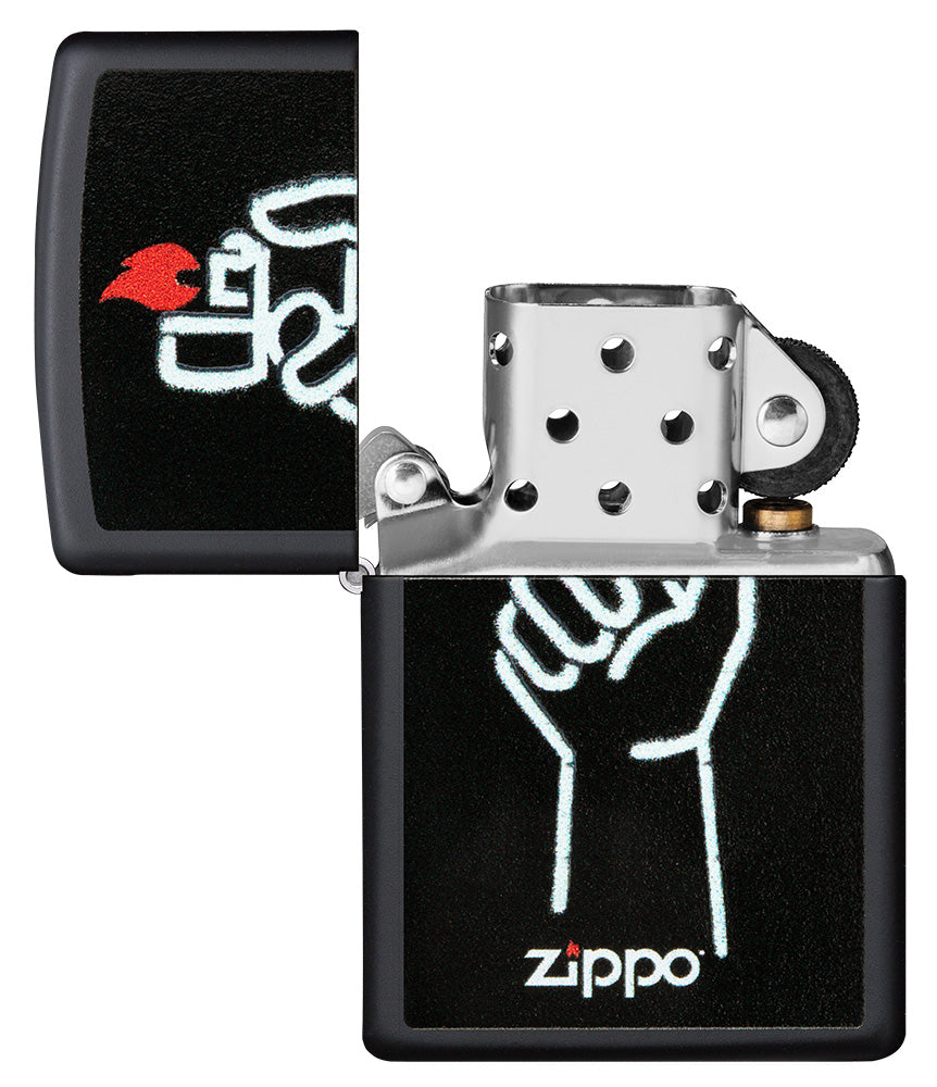 Encendedor Zippo vista frontal negro mate abierto con la ilustración del encendedor Zippo en una mano y el logotipo de Zippo