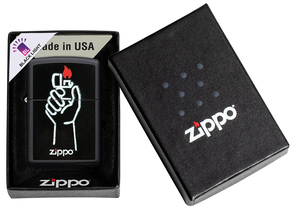 Encendedor Zippo vista frontal negro mate abierto y encendido con imagen de encendedor Zippo en una mano y logotipo Zippo en caja abierta con nota de luz negra