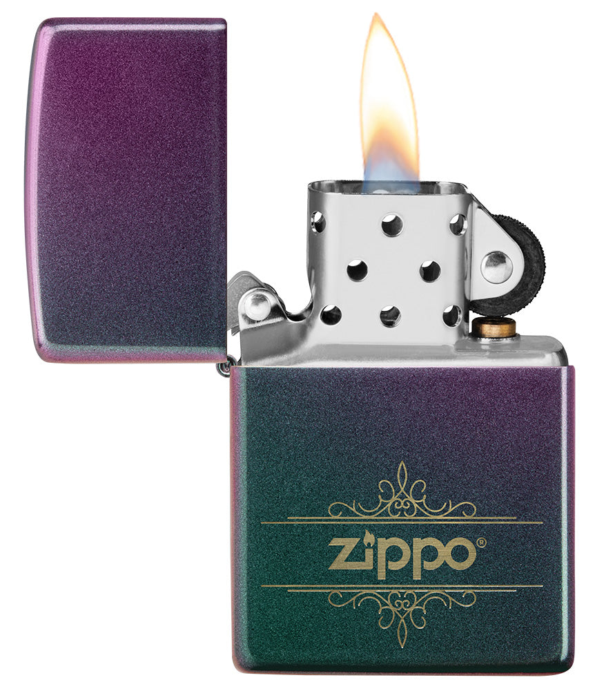 Encendedor Zippo vista frontal mate iridiscente abierto y encendido en verde azul púrpura con el logotipo Zippo Squiggly
