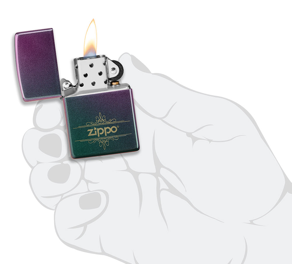 Encendedor Zippo vista frontal mate iridiscente abierto y encendido en verde azul púrpura con logotipo Zippo garabateado en mano estilizada
