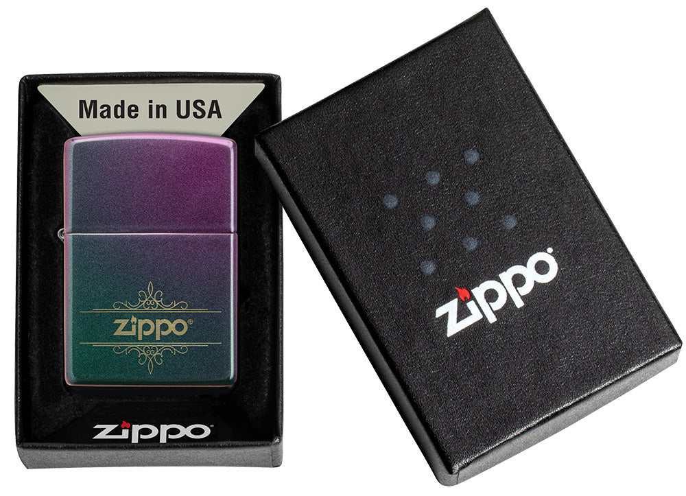 Encendedor Zippo vista frontal mate iridiscente abierto y encendido en verde azul púrpura con logotipo Zippo Squiggly en caja de regalo abierta