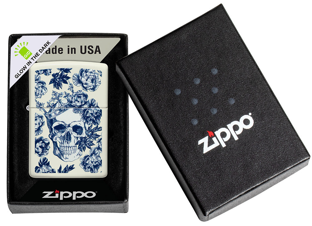 Encendedor Zippo que brilla en la oscuridad, calavera con corona rodeada de flores azules en lata abierta