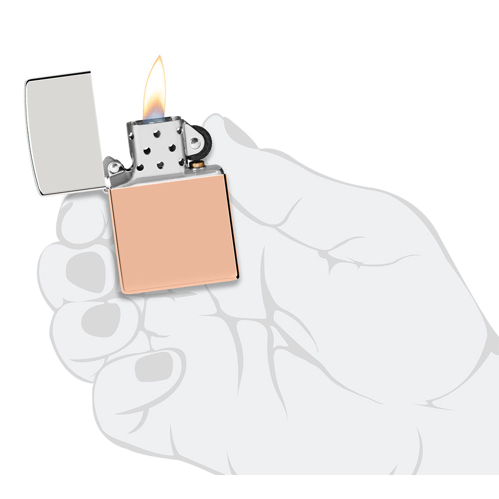 Encendedor Zippo Storm Estuche Bimetálico Cobre en una mano para representar el tamaño del encendedor