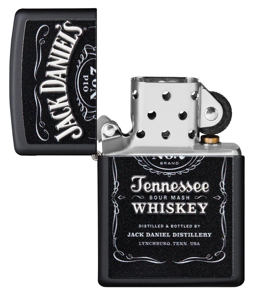 Vue de face briquet Zippo noir mat avec logo Jack Daniel's, ouvert
