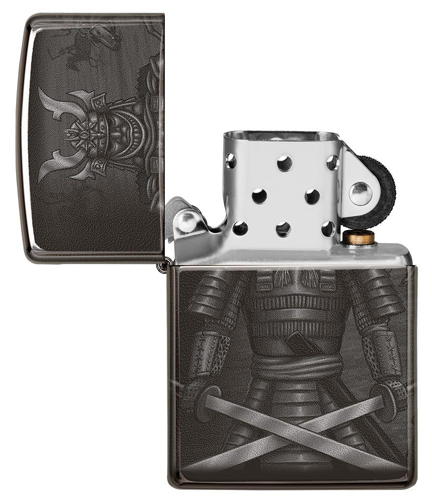 Vue de face briquet Zippo noir brillant avec samouraï et épées croisées, ouvert
