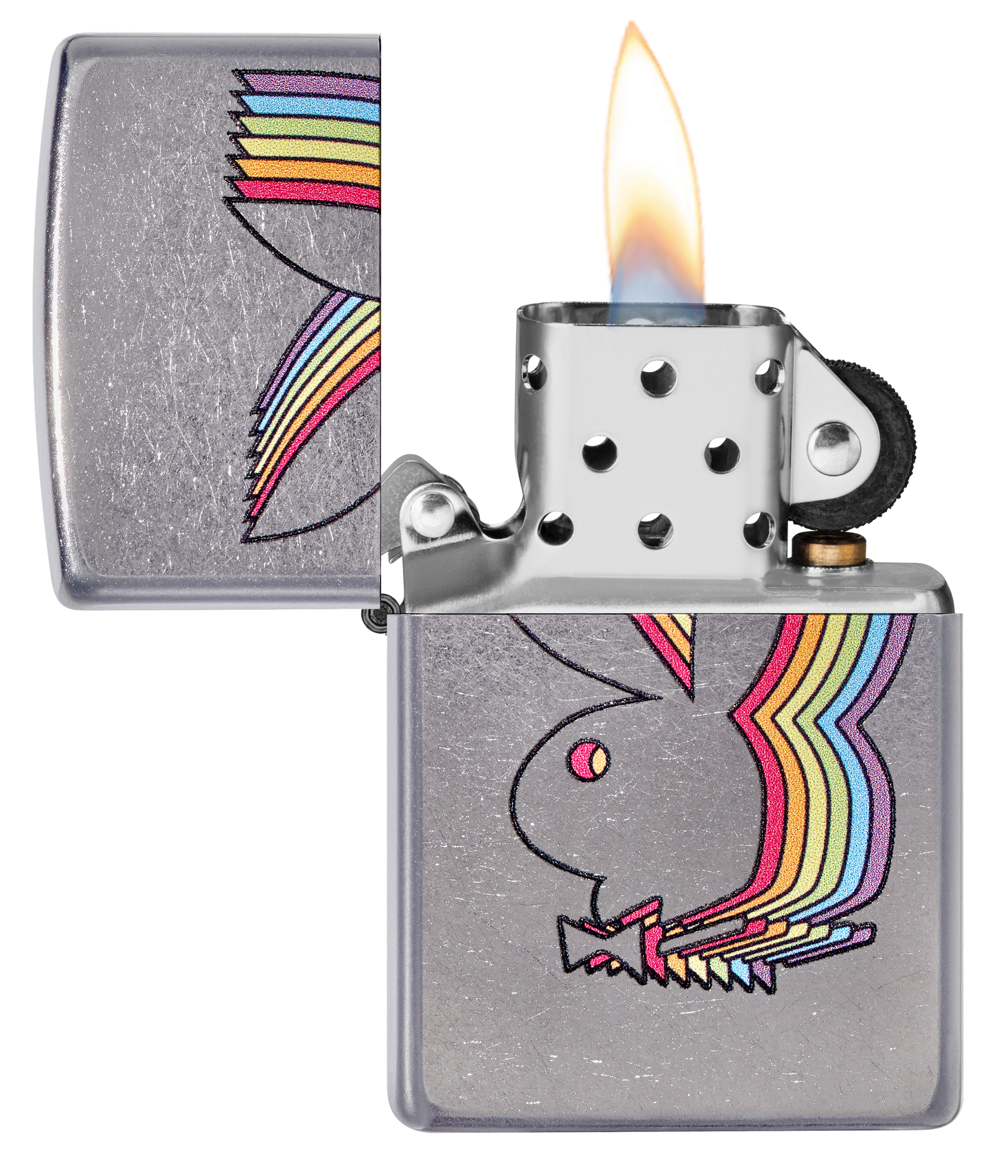 Vista frontal del mechero a prueba de viento Zippo Playboy abierto, con llama