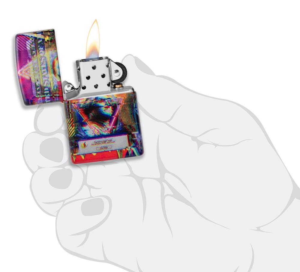 Zippo Feuerzeug 360 Grad Design Dollar Schein mit George Washington Online Only geöffnet mit Flamme in stilisierter Hand