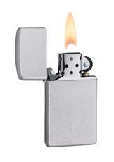 Briquet Zippo Slim Satin Chrom, ouvert avec flamme