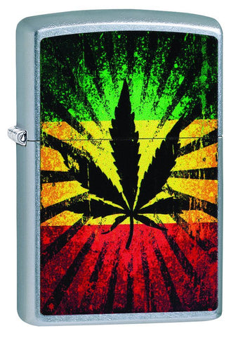 Vue de face 3/4 briquet Zippo chromé avec feuille de chanvre sur fond aux couleurs de le Jamaïque