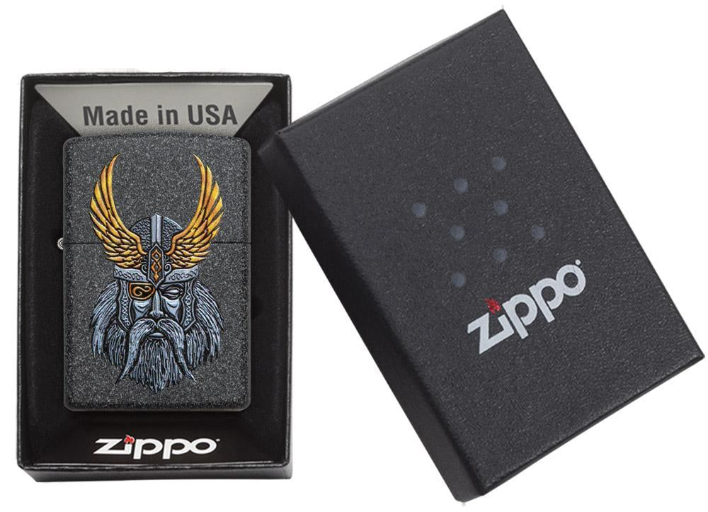 Briquet Zippo gris avec la tête d'Odin, père des dieux, dans une boîte cadeau ouverte