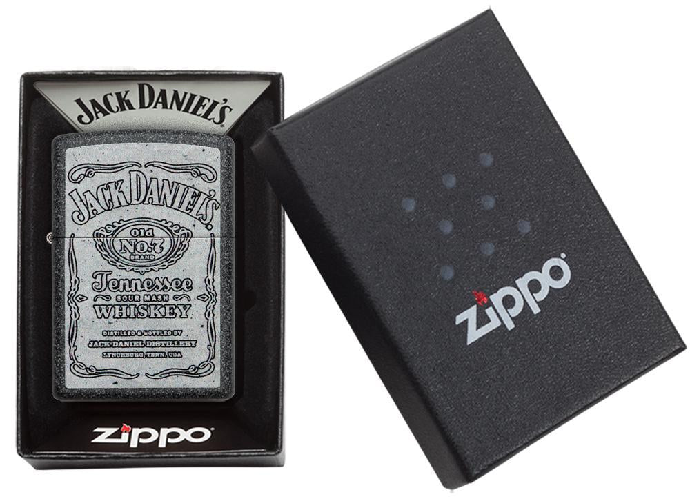 Briquet Zippo gris avec grand logo Jack Daniel's, dans une boîte ouverte