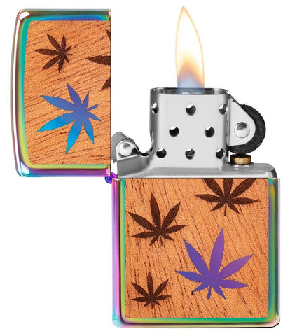 Zippo Woodchuck avec feuilles de chanvre, ouvert avec flamme