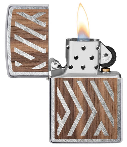 Zippo Woodchuck avec motif à lignes, ouvert avec flamme