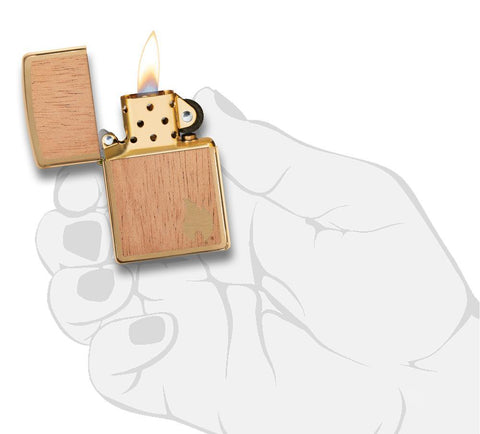 Zippo Woodchuck bois d'acajou avec petite flamme dorée Zippo dans le coin inférieur droit, ouvert avec flamme dans une main stylisée