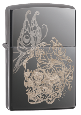 Vista de tres cuartos del mechero a prueba de viento Zippo Skull Butterfly Design