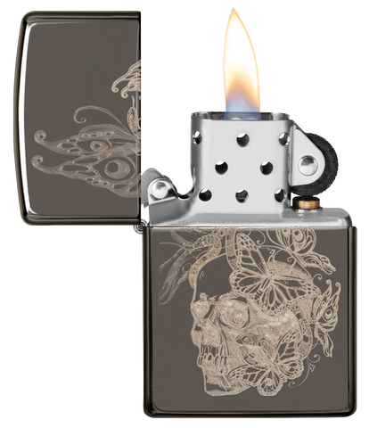 Vista frontal del mechero a prueba de viento Zippo Skull Butterfly Design abierto, con llama