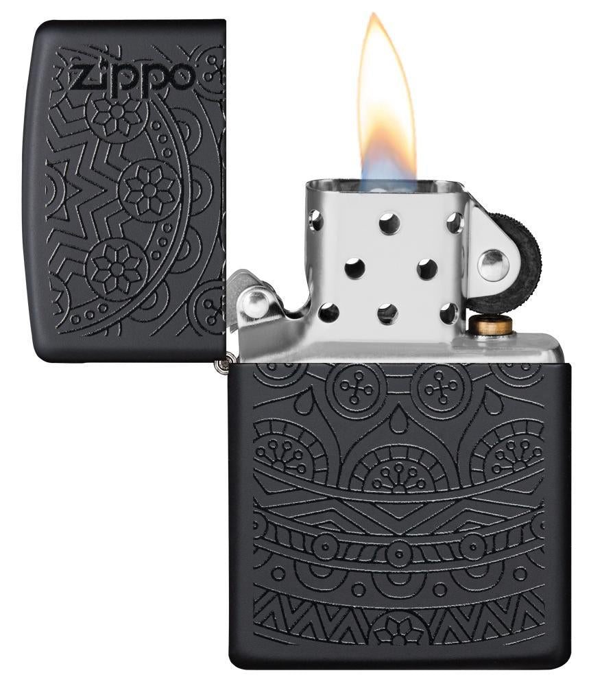 Briquet Zippo noir avec motif mandala, ouvert avec flamme