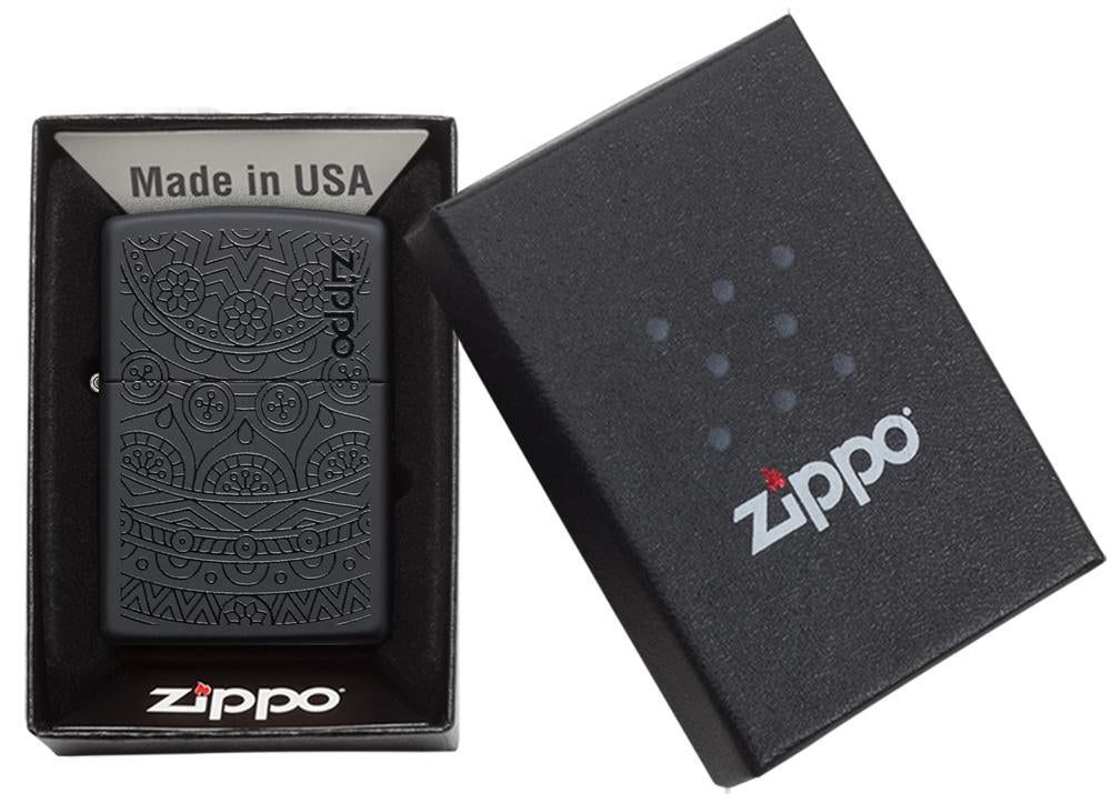 Briquet Zippo noir avec motif mandala, dans une boîte ouverte