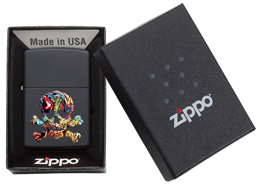 Briquet Zippo noir mat avec tête de mort multicolore dans un carton ouvert