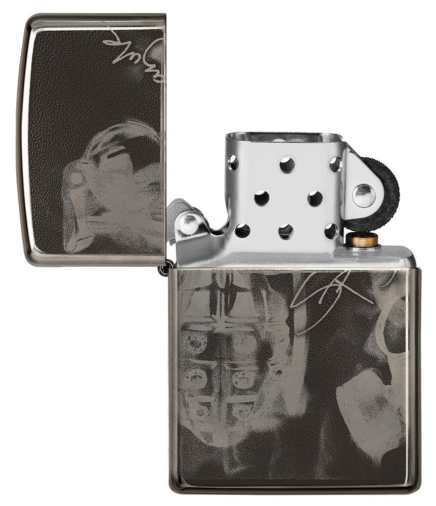 Vue de face briquet Zippo noir haute brillance avec motif de l'artiste Spazuk, ouvert