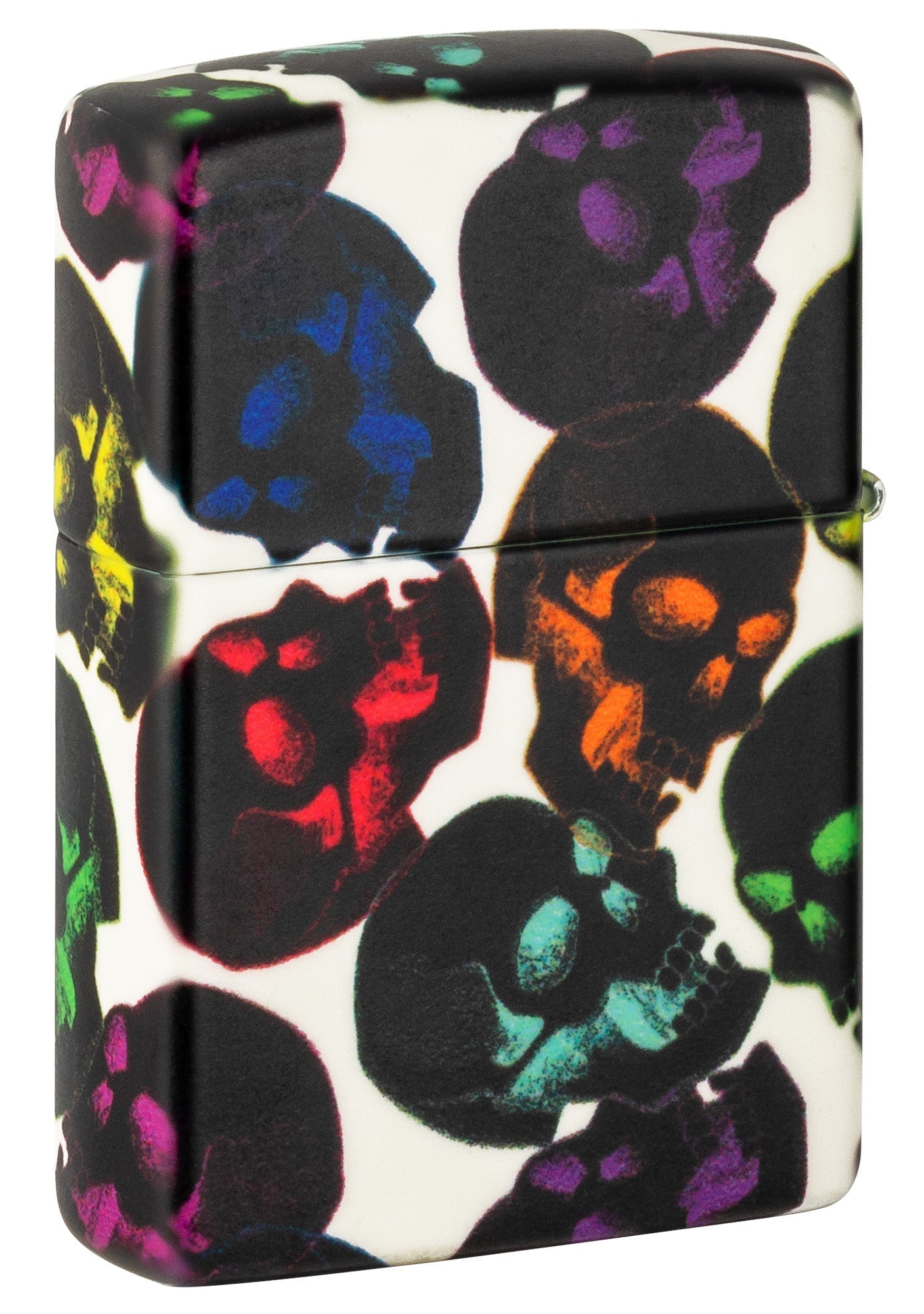 Encendedor Zippo Vista lateral frontal ¾ de ángulo Diseño de calaveras con algunas calaveras multicolores que brillan en la noche
