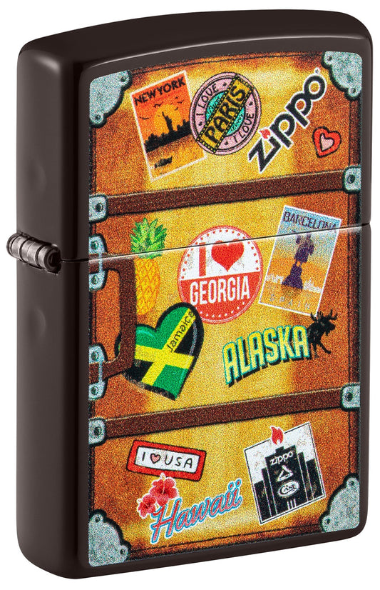 Encendedor Zippo Vista frontal ¾ Ángulo de color marrón que representa una maleta con una ciudad diferente pegatinas pegadas como París, Hawaii, Barcelona, Nueva York