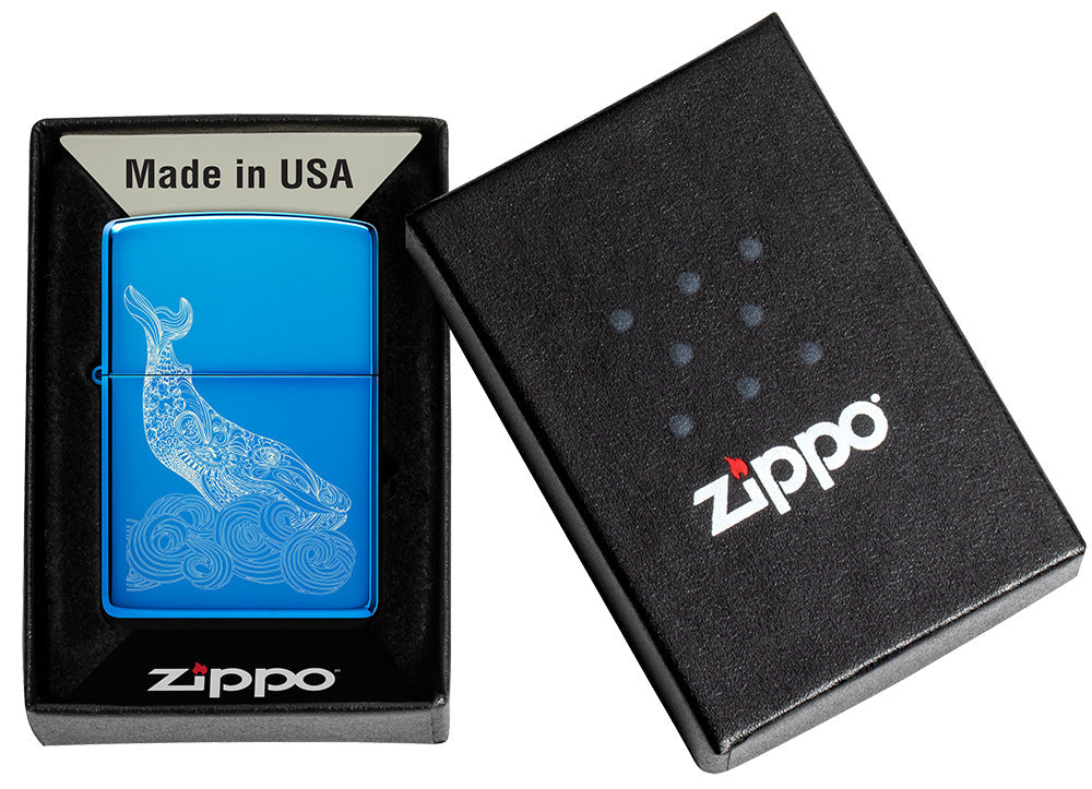 Encendedor Zippo Diseño de Ballena azul claro brillante en su envase abierto con una ballena grabada con ondas redondas