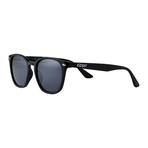 Gafas de sol Zippo de vista frontal ¾ de ángulo con montura cuadrada ligeramente redondeada en negro con logotipo Zippo blanco