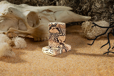 Imagen de ambiente en el desierto del mechero a prueba de viento Snake Skin Design con una hermosa piel de serpiente